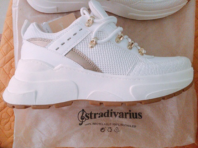 Giày sneaker hiệu Stradivarius cao 6cm
