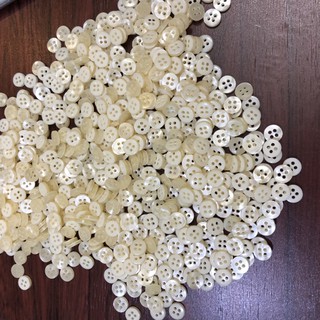 Túi 50 Nút Nhựa Bóng 4 Lỗ 2 Màu Kem / Đen 9 Ly (0,9cm) Hàng Công Ty