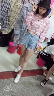 Áo croptop chữ