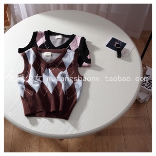 Áo len gile kẻ phối với áo croptop, áo sơ mi, áo polo