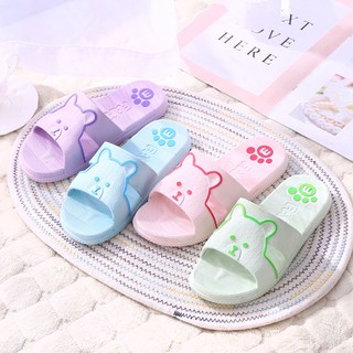 Combo 2 Dép đi trong nhà hình gấu Được làm bằng nhựa cao cấp mang đến sự thoải mái dễ chịu cho người mang