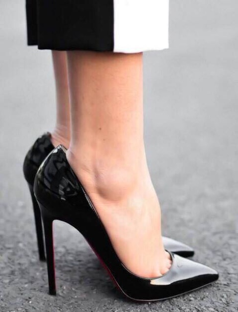Giày cao gót mũi nhọn đen bóng
