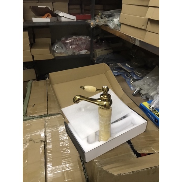 Vòi thân đá vàng bóng 30cm có kim cương trên đầu