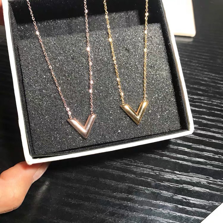 Dây chuyền thép titan mạ vàng 18K mặt chữ V thời trang Nhật Hàn dành cho nữ