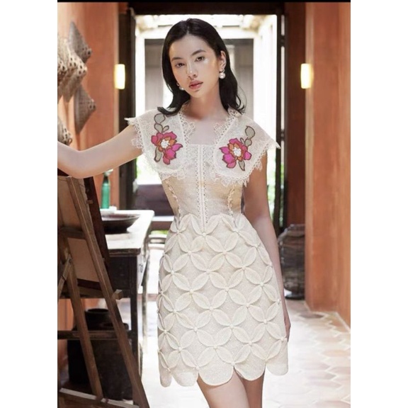 Váy ren hoa cao cấp.