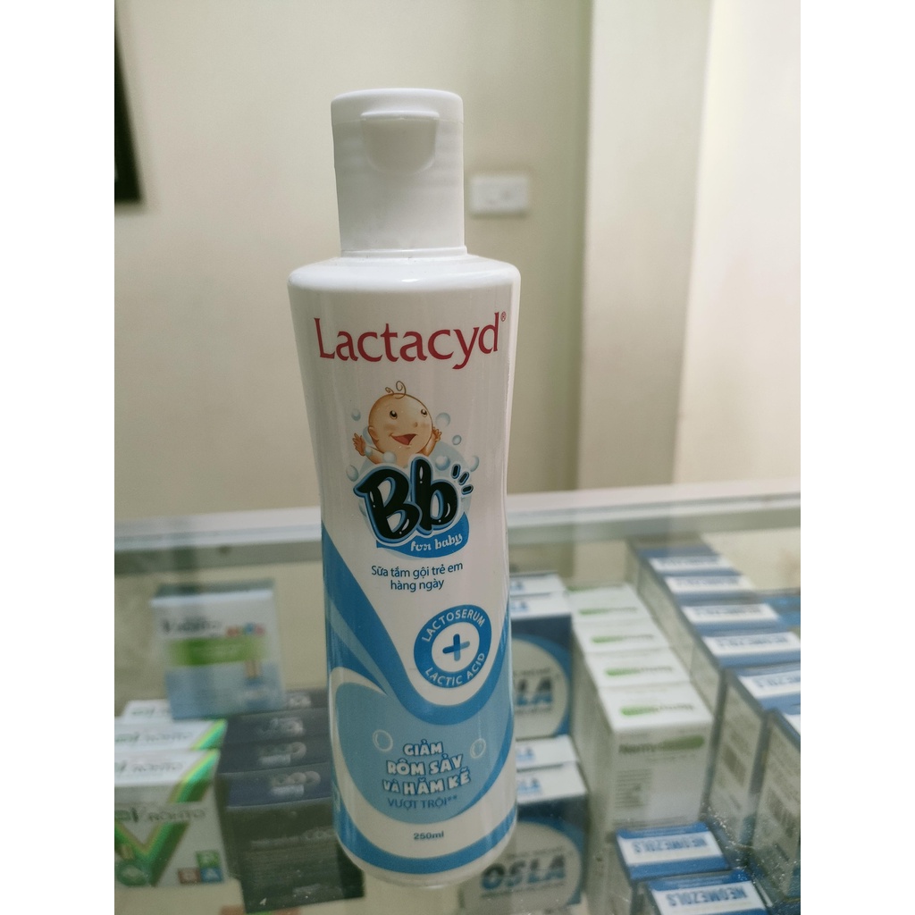 Sữa tắm gội em bé giảm rôm sảy và hăm kẽ Lactacyd BB 250ml