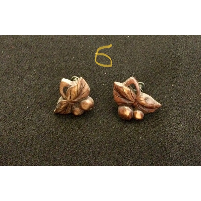 Khuyên tai gỗ đeo sát tai