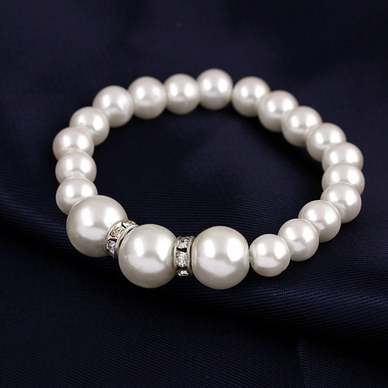 Bộ trang sức ngọc trai gồm dây chuyền hoa tai và vòng tay thiết kế sang trọng và tinh tế