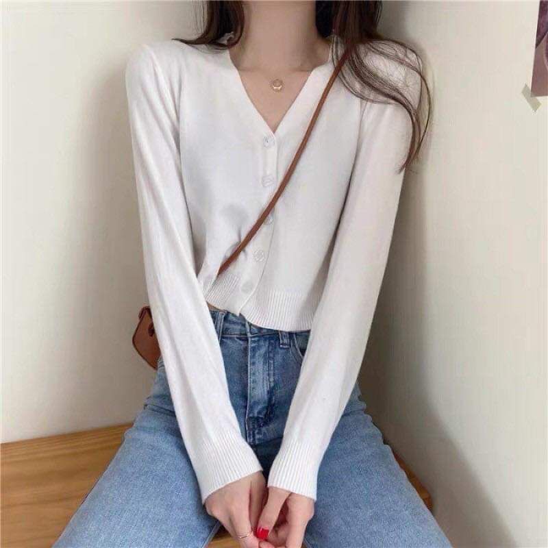 Áo khoác len mỏng cổ tim dáng lửng chất mịn.