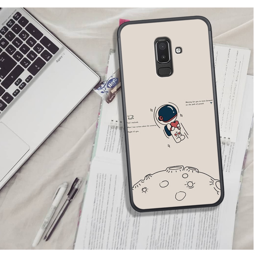 [ HOT BỎNG TAY] ỐP LƯNG SAM.SUNG J6 PLUS/J8/A6 PLUS , IN HINH CHIBI PHI HÀNH GIA ĐÁNG YÊU, SIÊU CUTE.