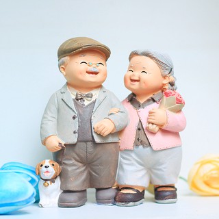 Tượng ông bà - dắt cún đi dạo