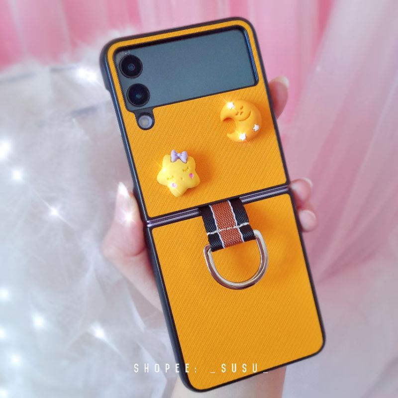 Ốp Samsung Z Flip4 - Z Flip 3 - ZFlip3 vàng cam nổi bật kèm charm trăng sao đáng yêu có móc đeo giữa