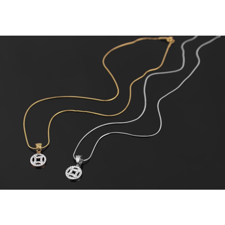 Sỉ dây chuyền titan có mặt hình tròn đính đá, đem lại may mắn cho người đeo