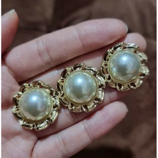Cúc áo kim loại ( đường kính 2 cm đến 2,5 cm )