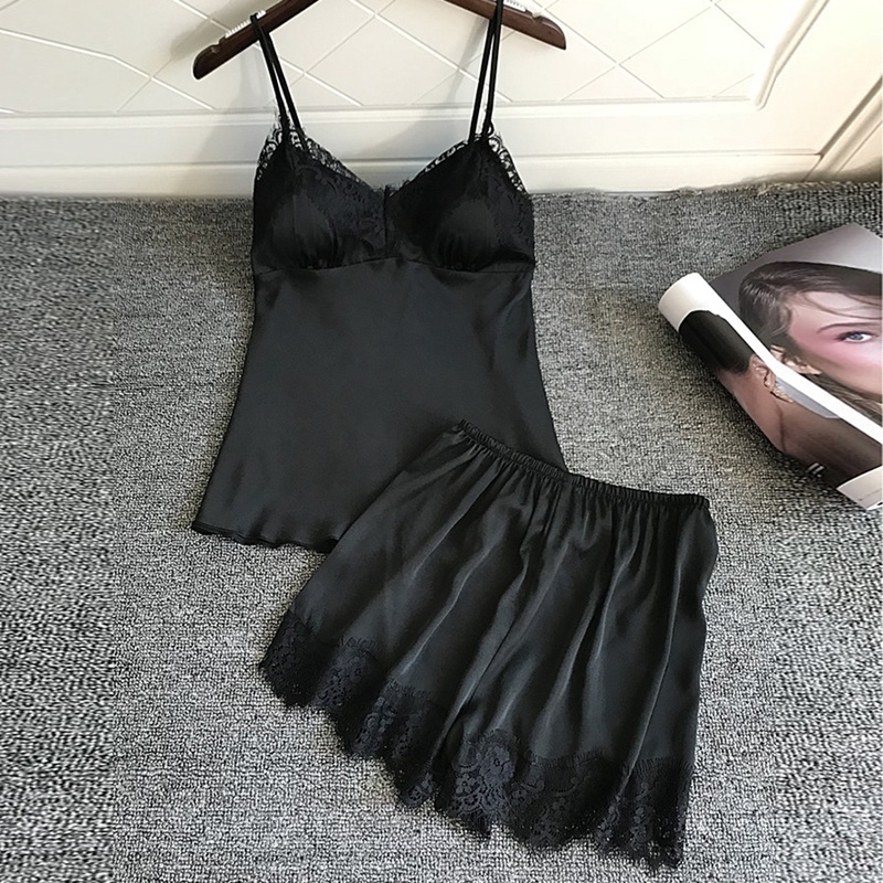 Bộ đồ ngủ gồm áo hai dây vải lụa satin có mút ngực và quần short dành cho nữ