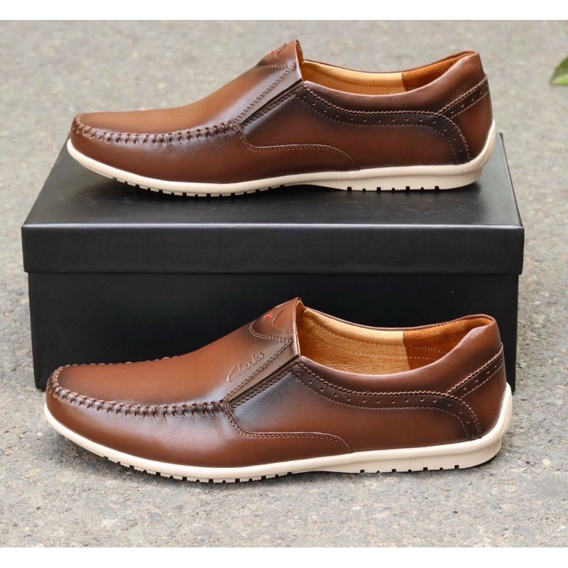 Giày Clarks chính hãng mà để in Thái lan