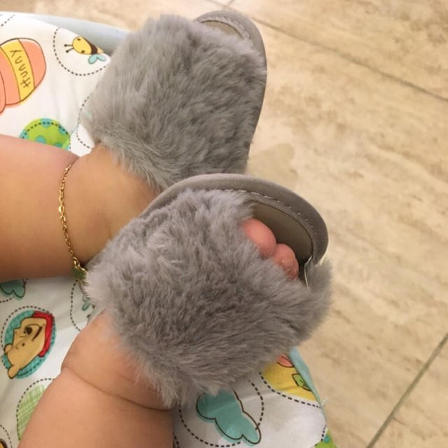 Giày sandal phối lông mềm mại cho bé