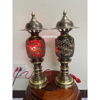 Đôi đèn điện thờ bằng đồng cao cấp hoạ tiết hoa sen cao 38,45cm màu giả cổ. Đèn thờ bằng đồng