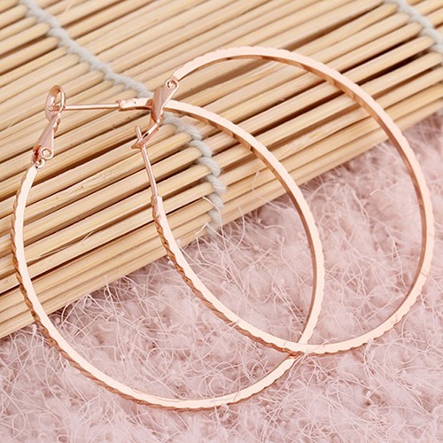 Khuyên tai tròn cá tính cho nữ