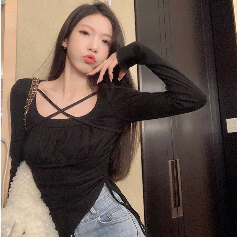 Xu Hướng Thời Trang Mùa Thu: Áo Dài Tay Cổ Vuông Và Xẻ Tà