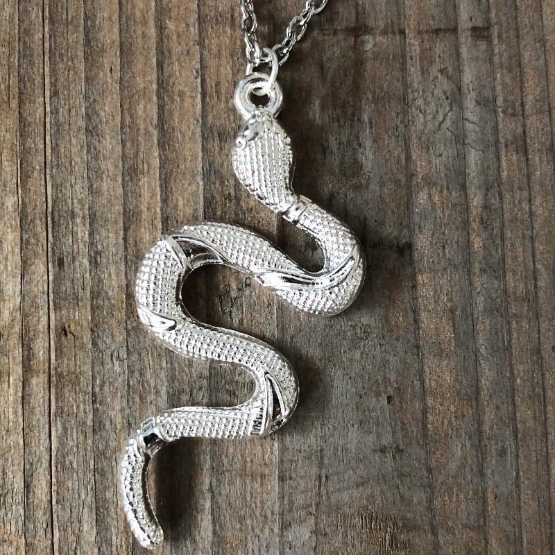 Vòng cổ hợp kim hình rắn độc đáo