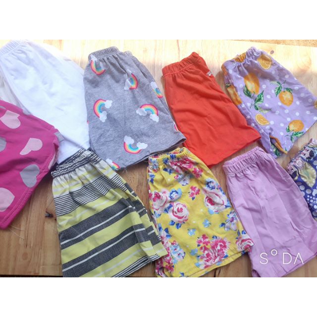 Quần chục bé trai, gái
