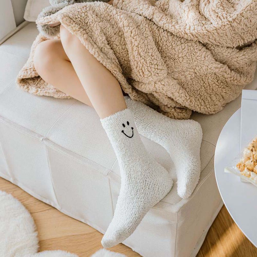 Tất nhung mềm mại màu trơn thêu hình mặt cười dễ thương cho nữ TAYLOR1