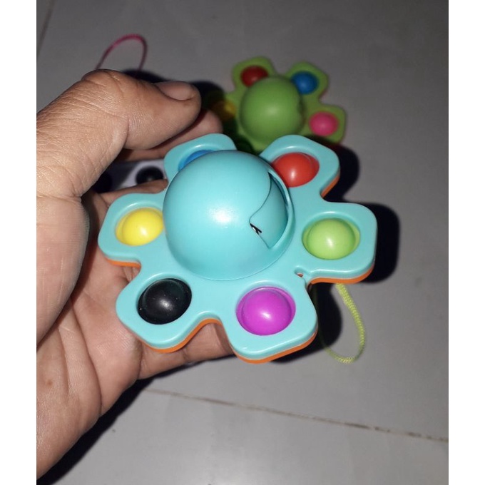 Một cái con quay xả stress pop it bằng nhựa rất đẹp có kèm dây