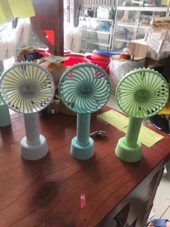 Quạt tích điện mini cầm tay