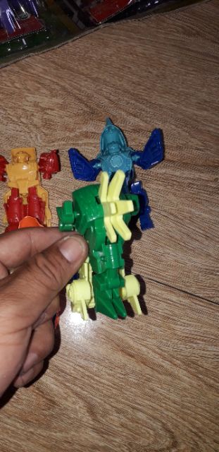 Một mô hình khủng long và xe lắp ráp biến thành robot