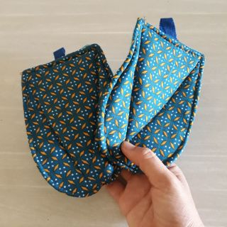 Cặp nhấc nồi bằng vải dày dặn (lót nồi)