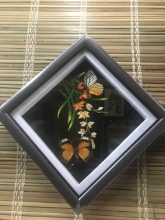 Tranh thêu tay và bướm