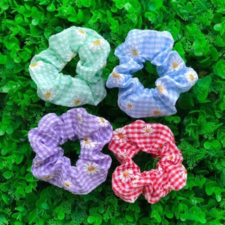 Cột tóc scrunchies caro in hoa cúc phồng đẹp