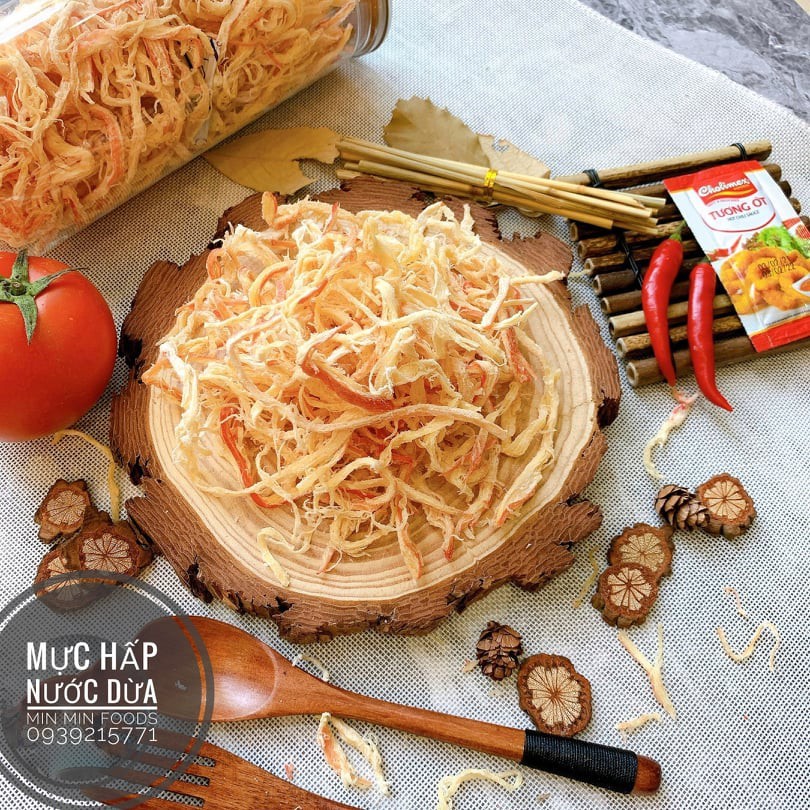 Khô mực hấp dừa xé sợi, khô mực hũ 300g siêu ngon tặng kèm tương ớt Min Min Foods - Ăn vặt thả ga | BigBuy360 - bigbuy360.vn