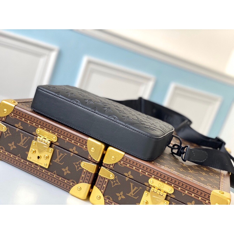 Túi đeo chéo nam da thật dập vân chữ thương hiệu Louis Vuitton LV cao cấp