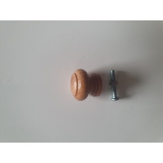 Núm tủ gỗ vàng.