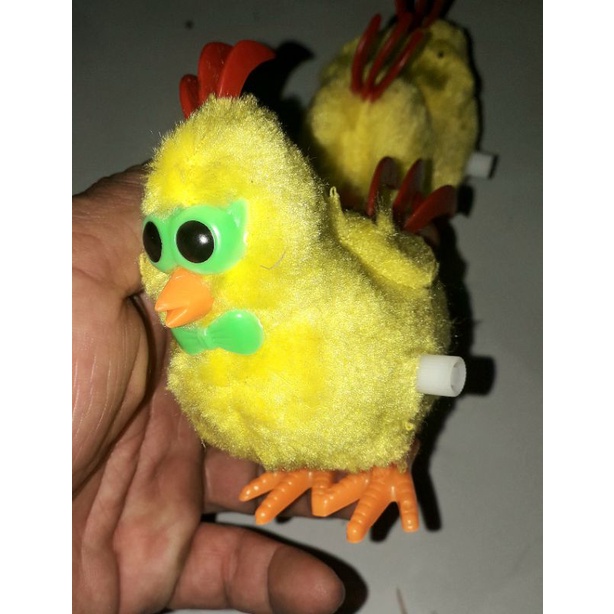 Một chú gà có đuôi hoặc Thỏ nhồi bông lên dây cót bằng nhựa