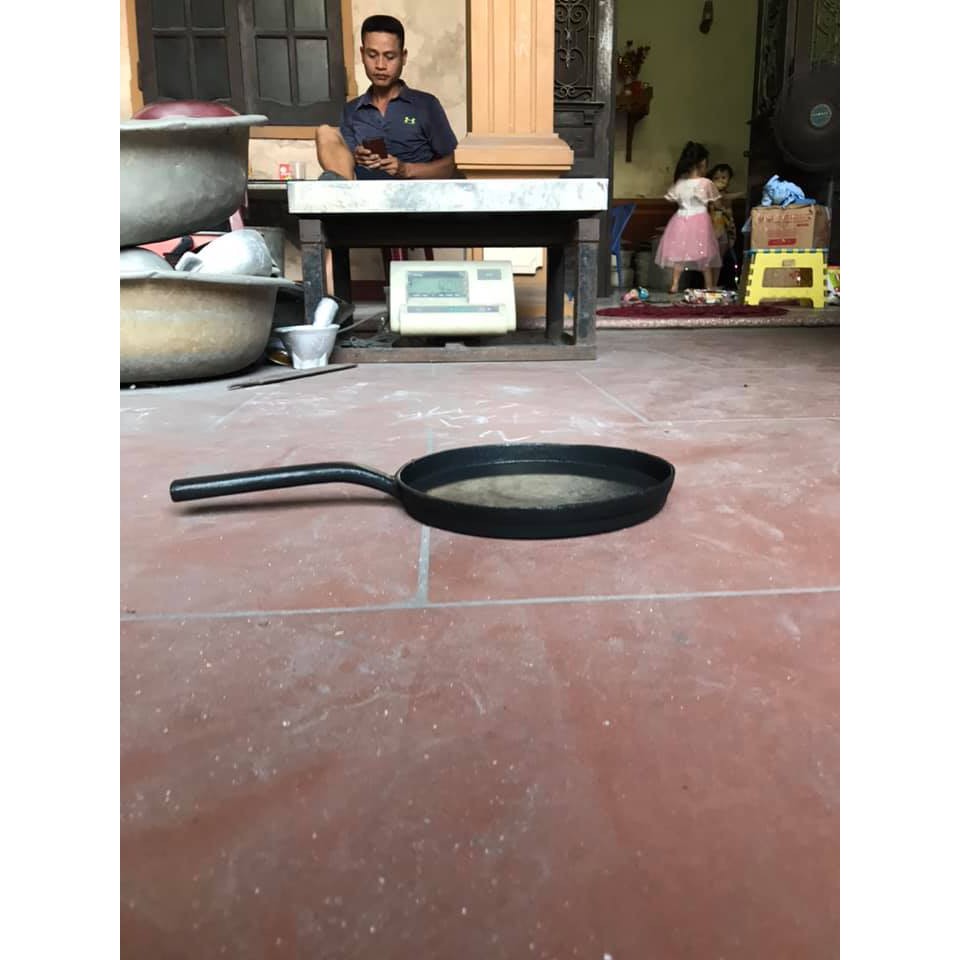 Chảo màu đen làm bánh xèo