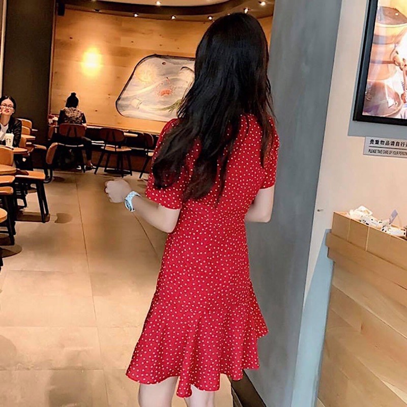 Đầm bi đỏ nút trắng