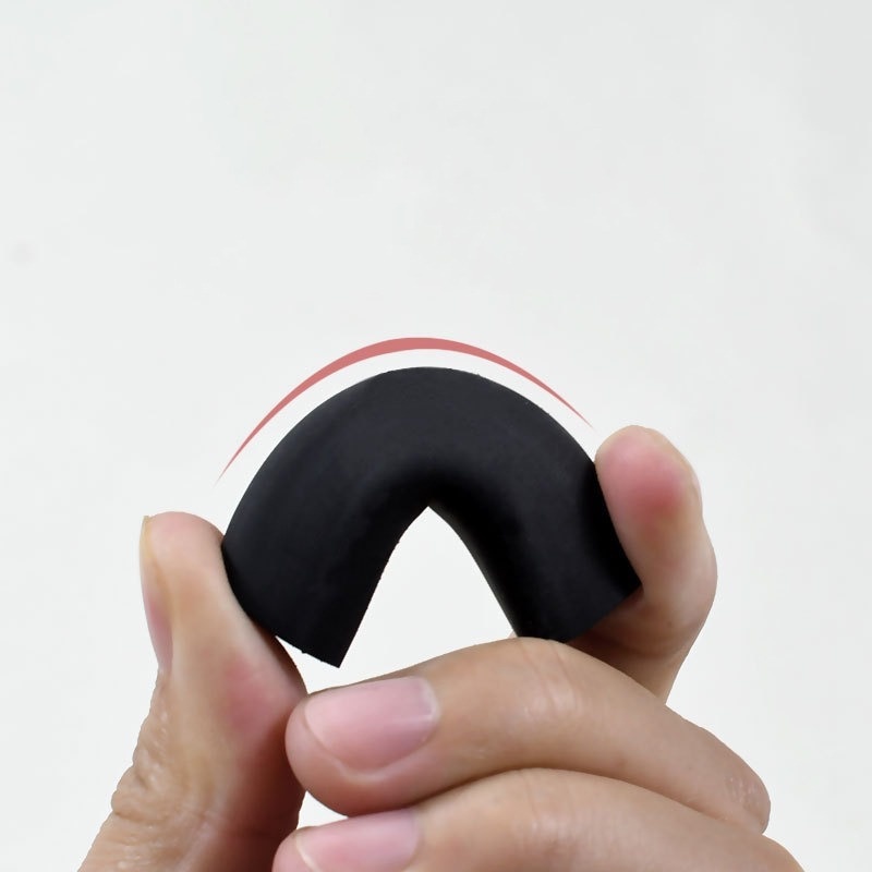 1 cục gôm tẩy hình trụ tam giác sáng tạo có màu trắng và đen