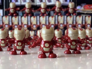 Robot Iron man nhảy có đèn