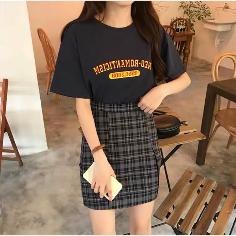 Set áo thun tay lỡ đen mix chân váy kẻ caro xếp ly 2 bên