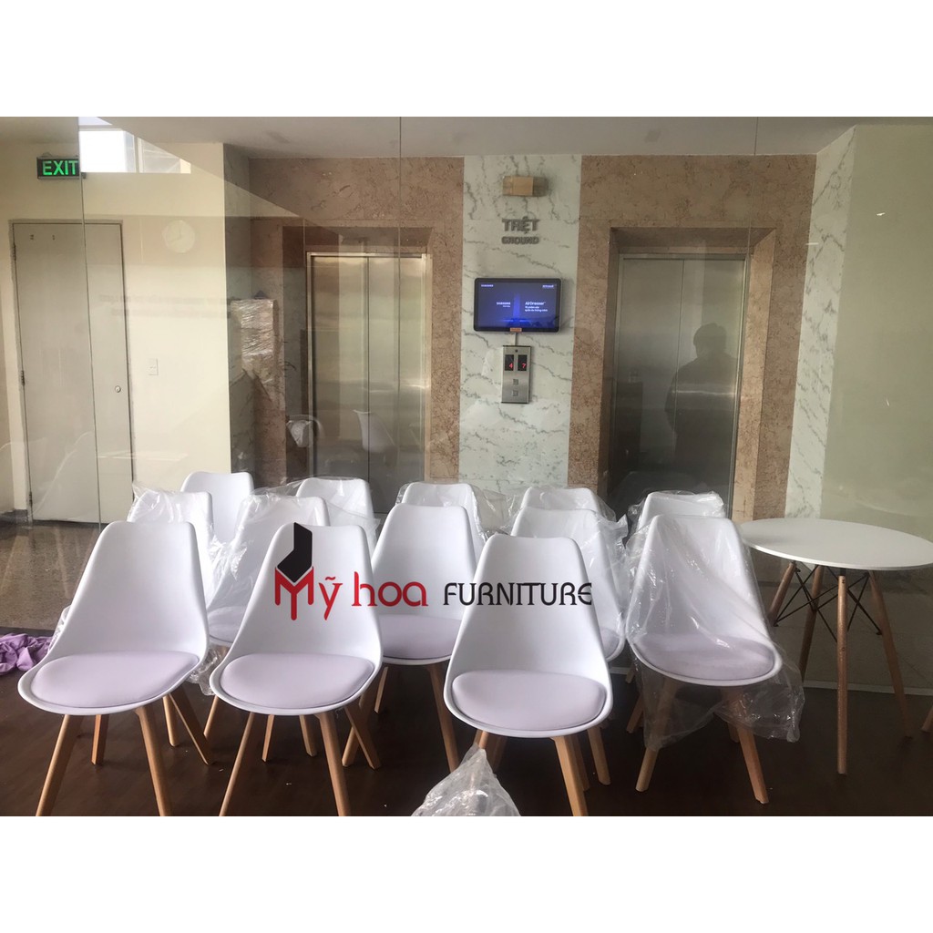 Ghế cafe, ghế ăn nhựa lót nệm chân gỗ