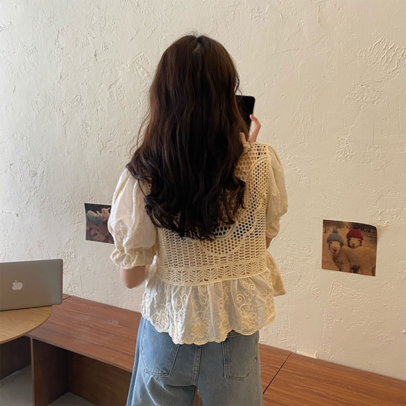 Áo Kiểu Chiffon Tay Ngắn Phồng Cổ Chữ V Phối Nút Họa Tiết Thêu Hoa Phong Cách Pháp Cho Nữ