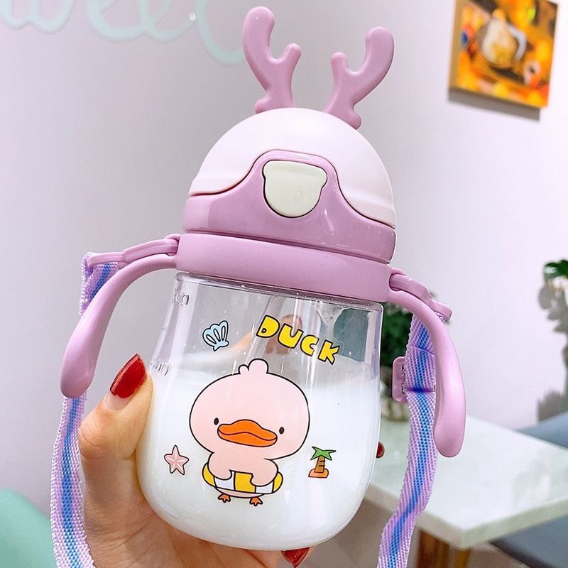 Bình nước cho bé tập uống ống hút có van chống sặc thể tích 370 ml có dây đeo cho bé hình hươu dễ thương