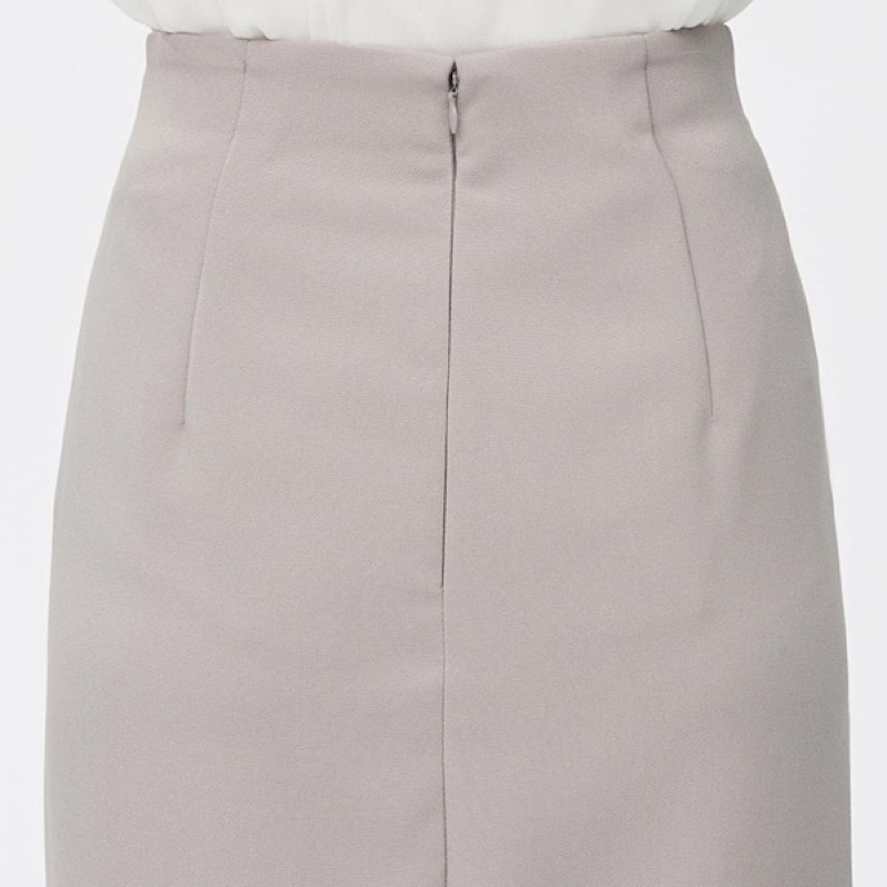 Chân váy bút chì xẻ trước duyên dáng, thanh lịch của GU - Nhật