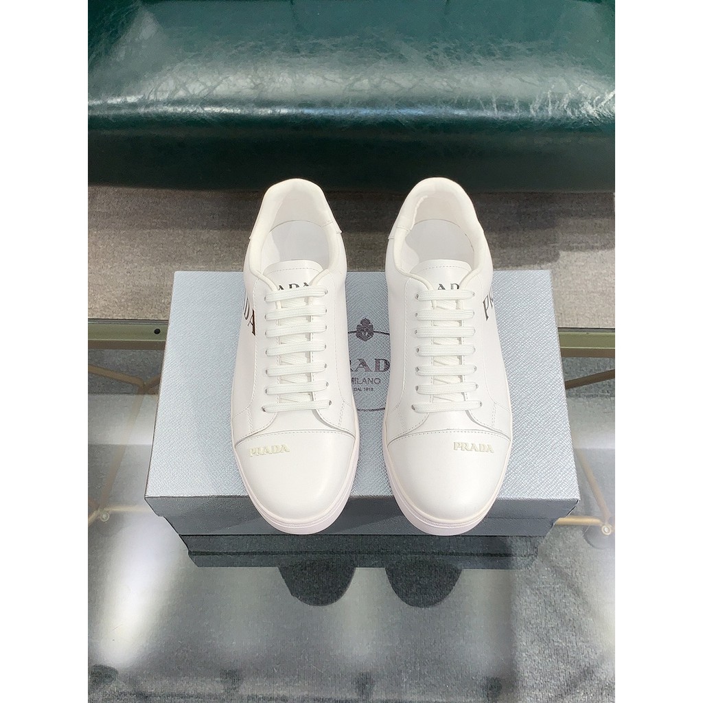 Giày sneakers nam da thật PRADA thiết kế đơn giản, nhẹ nhàng với họa tiết trang trí bằng tên thươnng hiệu