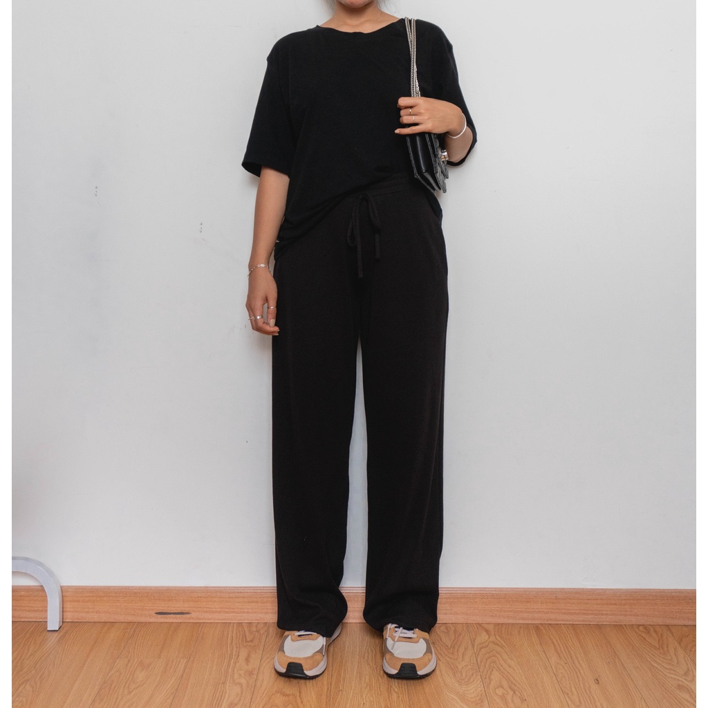 Áo Thun Tay Lửng Cổ tròn Form Oversize màu Đen Basic Resty