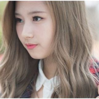 Thuốc nhuộm tóc màu nâu khói tặng kèm oxy trợ nhuộm và bao tay xốp