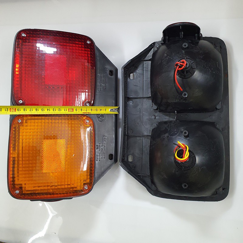 Đèn hậu Hino 500, loại 2 ô vuông vàng và đỏ, bằng nhựa, trái phải khác nhau, Mã sản phẩm ZN-3-01